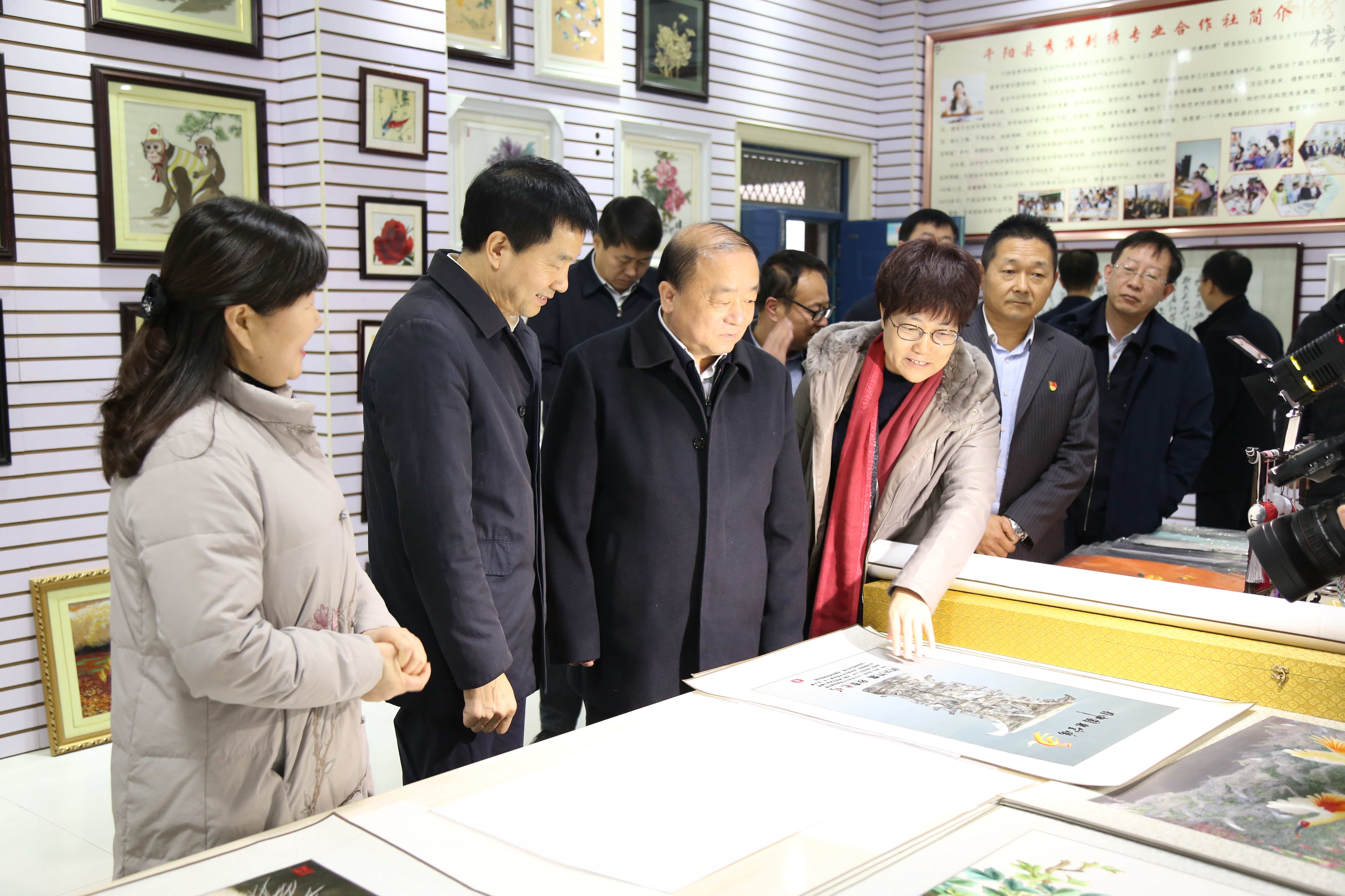 在秀萍绣庄视察千阳县非遗助推脱贫攻坚1_wps图片.JPG