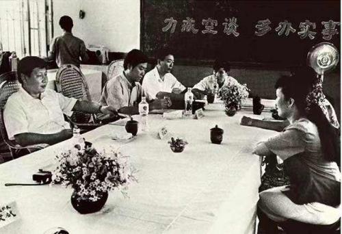 1993年8月，时任福建省福州市委书记的习近平(左一)在福州市、台江区领导联合接待群众日接待群众。新华社发