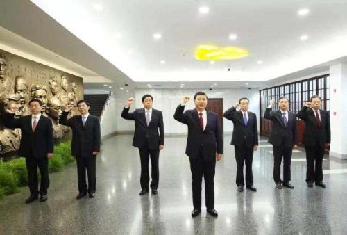 2017年10月31日，在上海中共一大会址纪念馆，习近平带领其他中共中央政治局常委同志一起重温入党誓词。 新华社记者 兰红光 摄