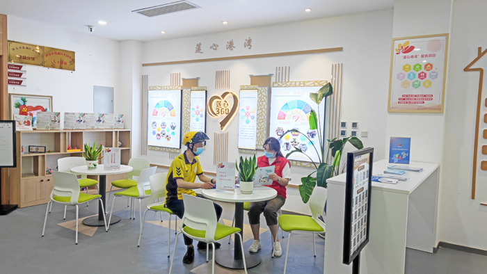 外卖小哥在莲心港湾休息咨询退役军人优待证办理政策.jpg