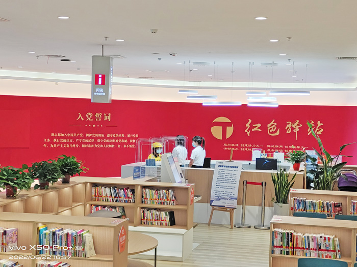 天一城市广场的红色驿站.jpg