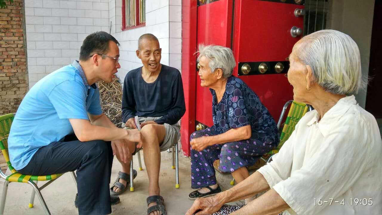 20160704第一书记卢青锋走访贫困户.jpg