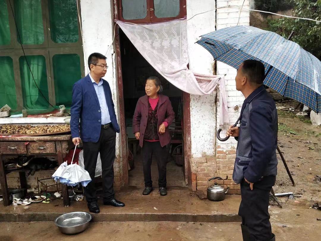 上门劝解汛期地质灾害点群众撤离.jpg
