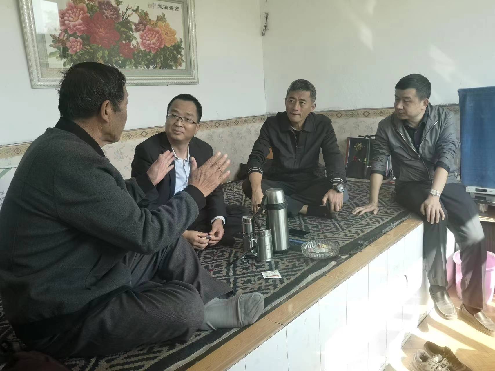 与村民交谈.jpg