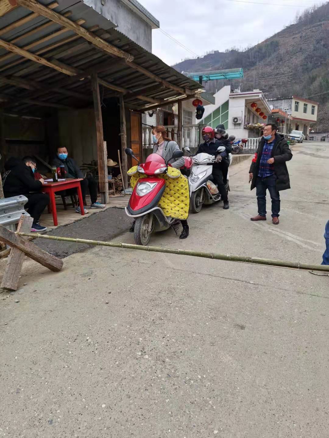 联丰村第一书记张浩在卡点值守.jpg