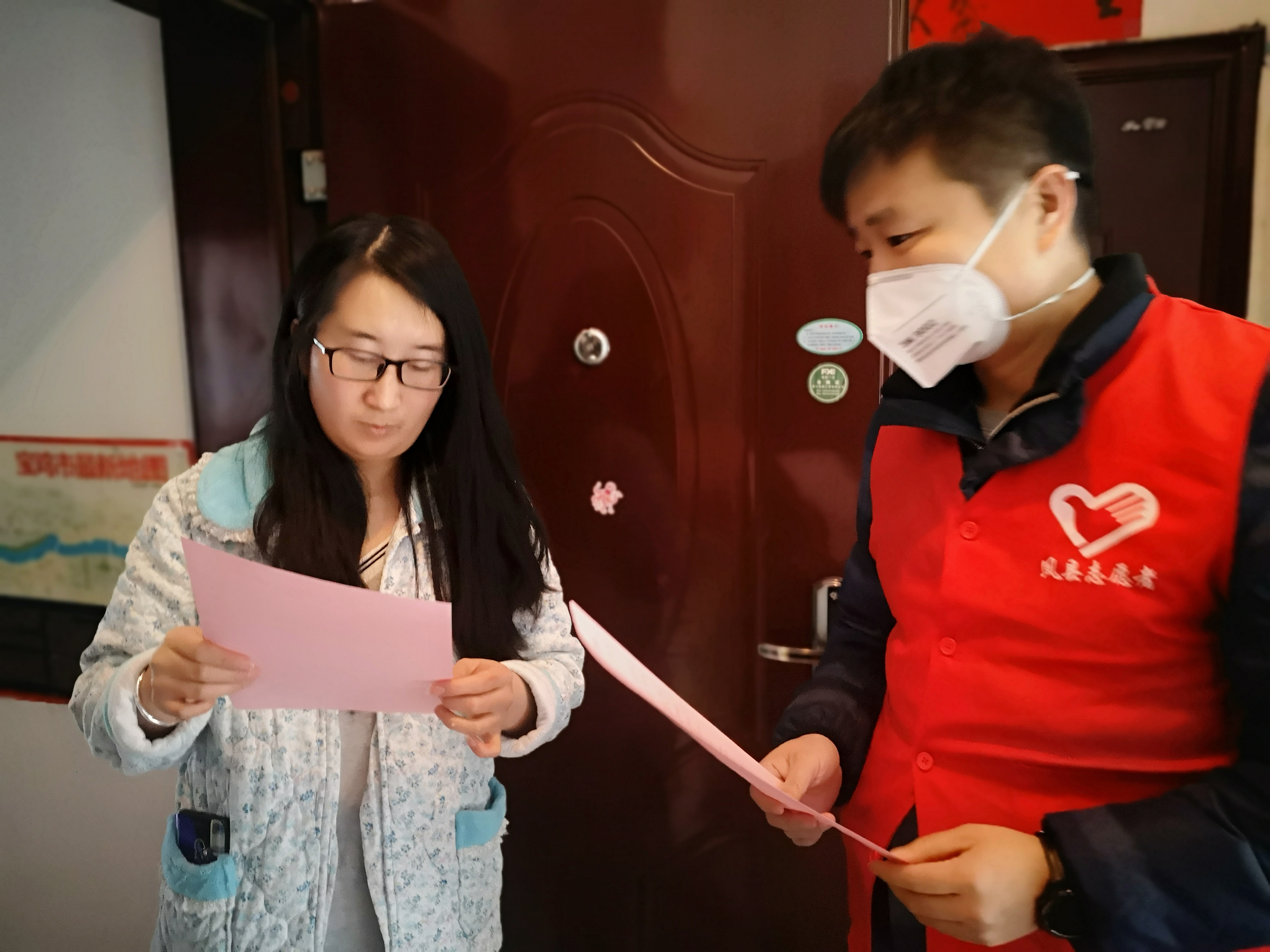 凤县商工局党员黄飞在碧水嘉苑小区入户开展外省返凤、来凤人员摸排工作.jpg