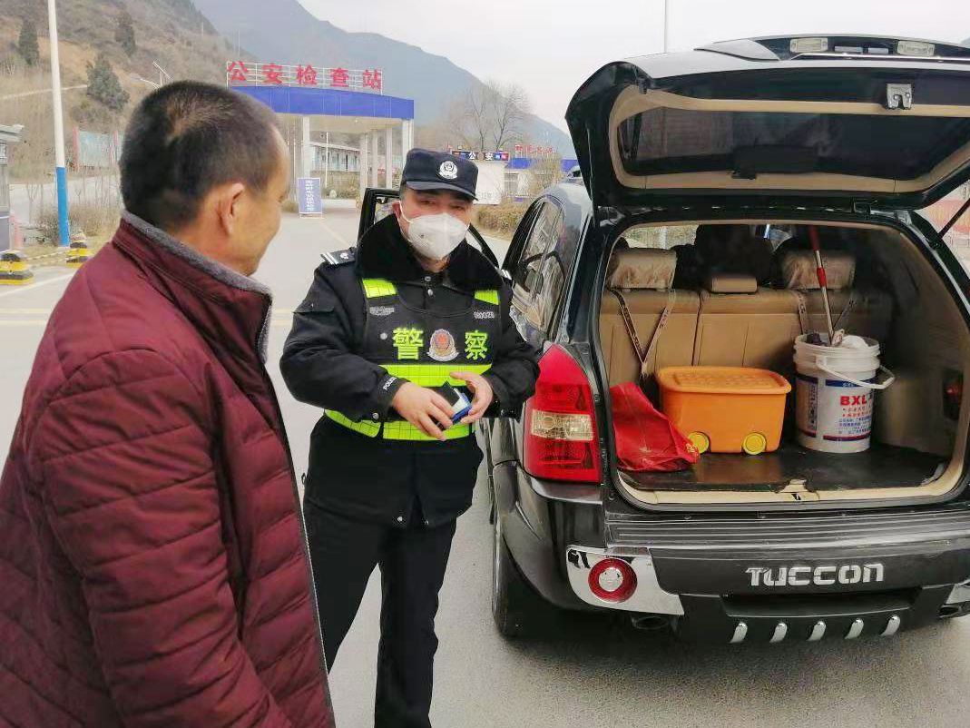 凤县公安局治安大队、巡特警大队、检查站联合党支部党员张宗平在草店公安检查站排查过往车辆.jpg