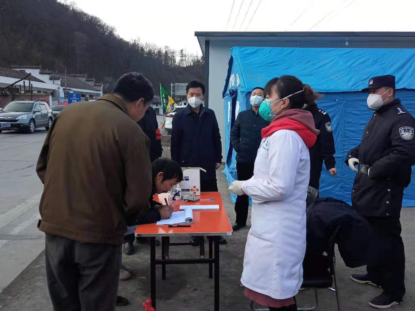 县委常委、组织部长在检查卡点慰问一线党员干部.jpg
