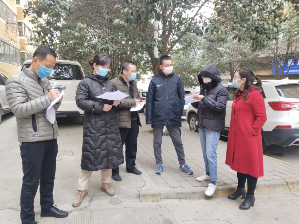 凤县县委组织部干部在居民小区开展入户排查工作.jpg