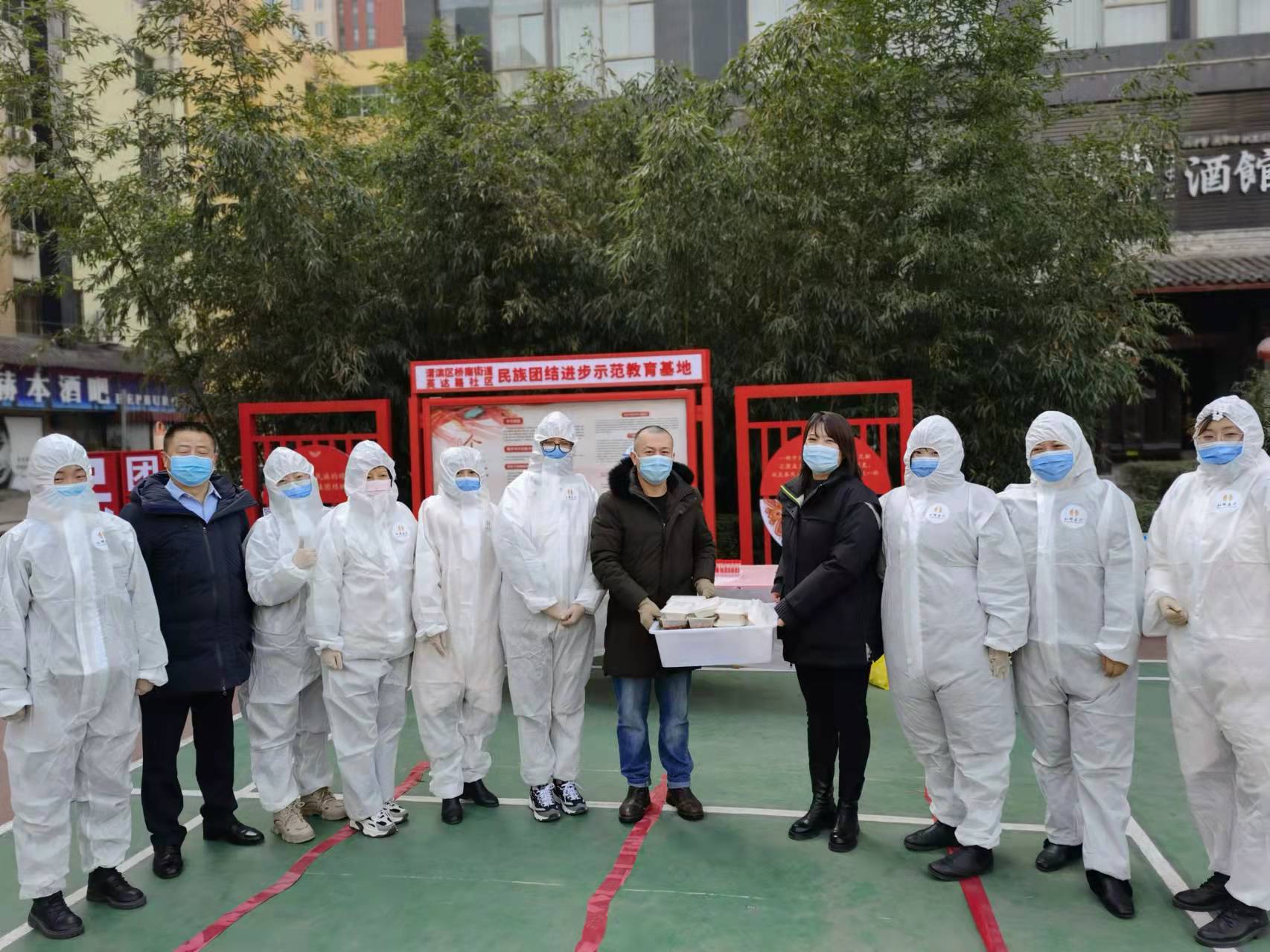 英达路餐饮街区美食商会党支部向一线防疫人员献爱心.jpg