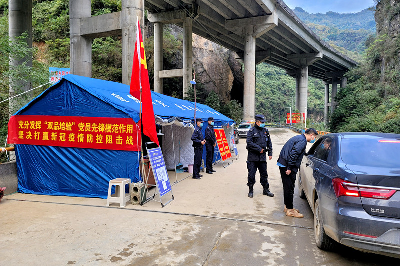 公安干警防疫一线1_副本.jpg