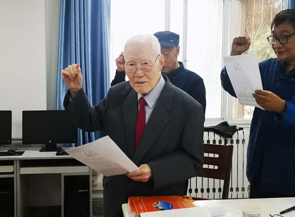 离休干部熊运章面对党旗宣誓.jpg