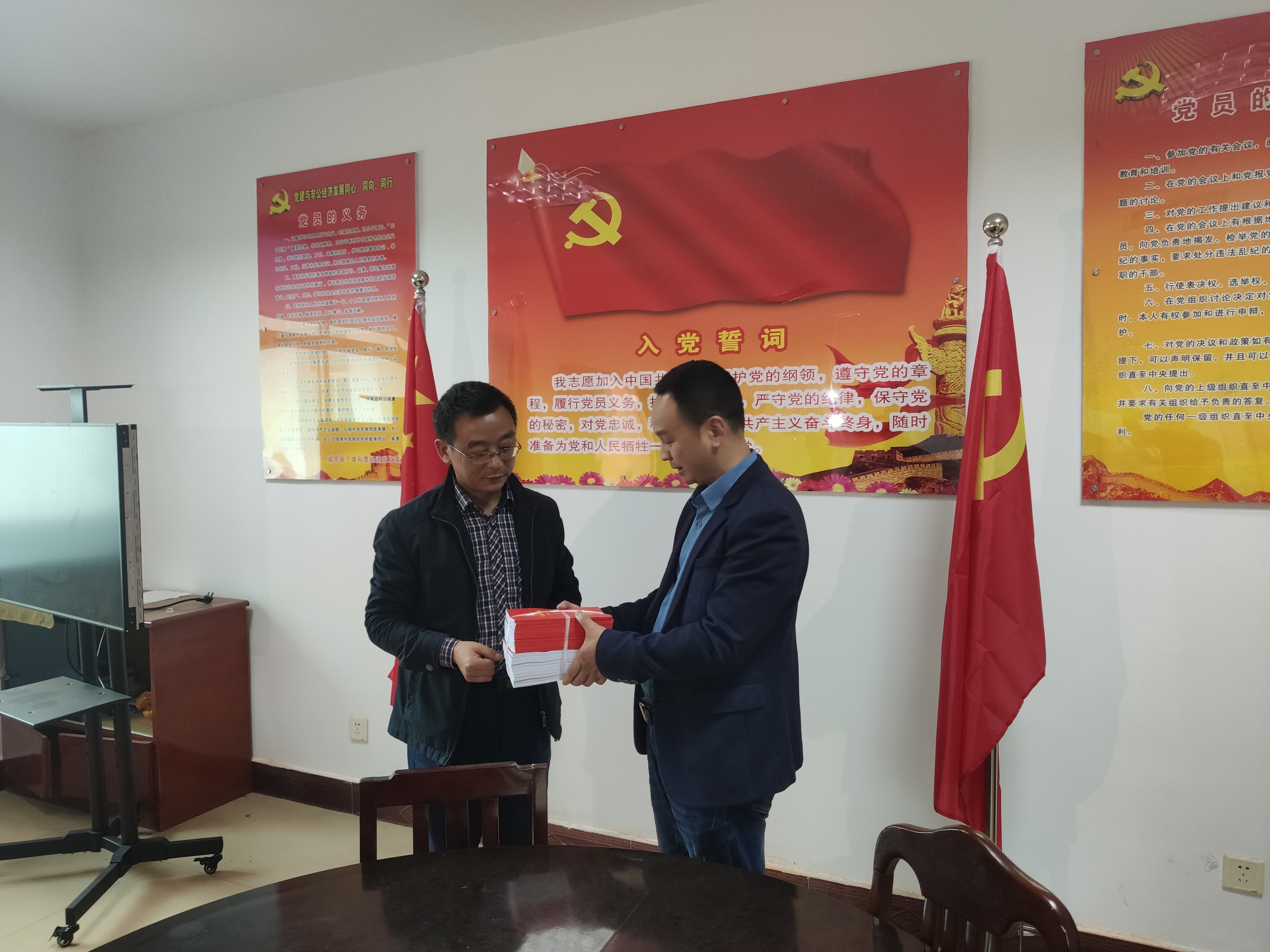 给企业支部送党史学习书籍1.jpg