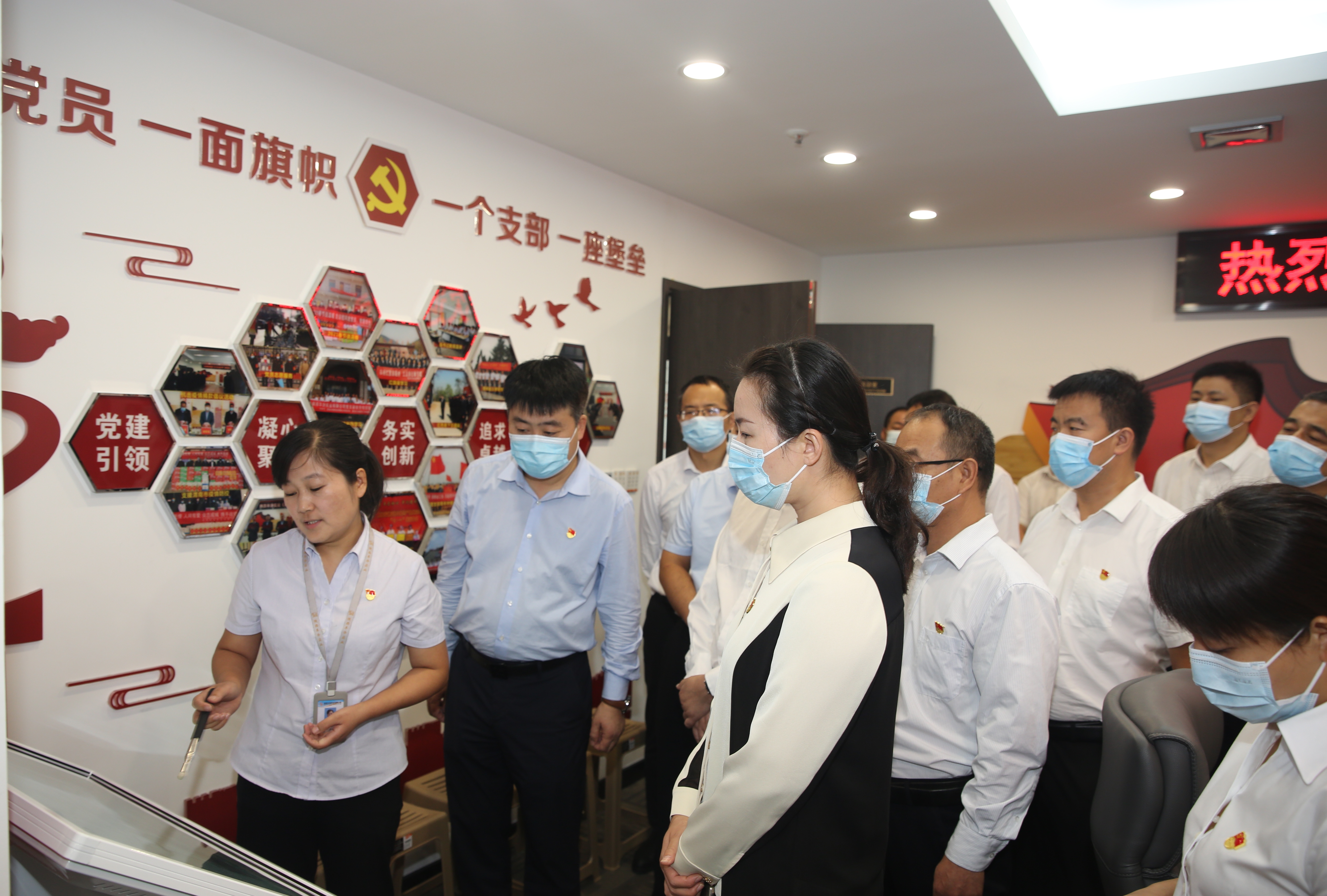 图5：9月8日，临渭区组织开展基层党建观摩活动，图为区委常委、组织部长段淑梅同志带队观摩丰泽实业有限公司党支部。.jpg