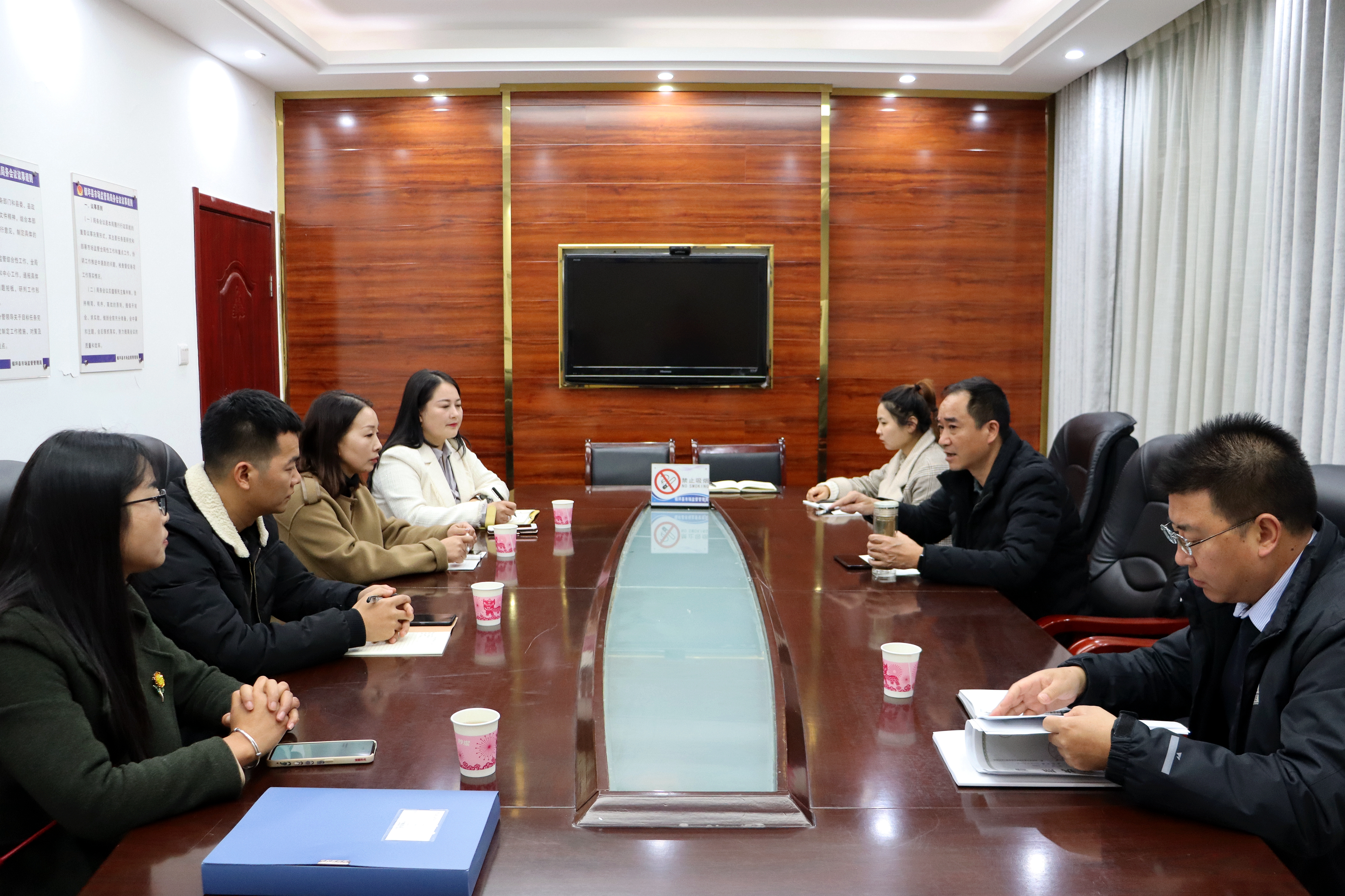 座谈会.jpg