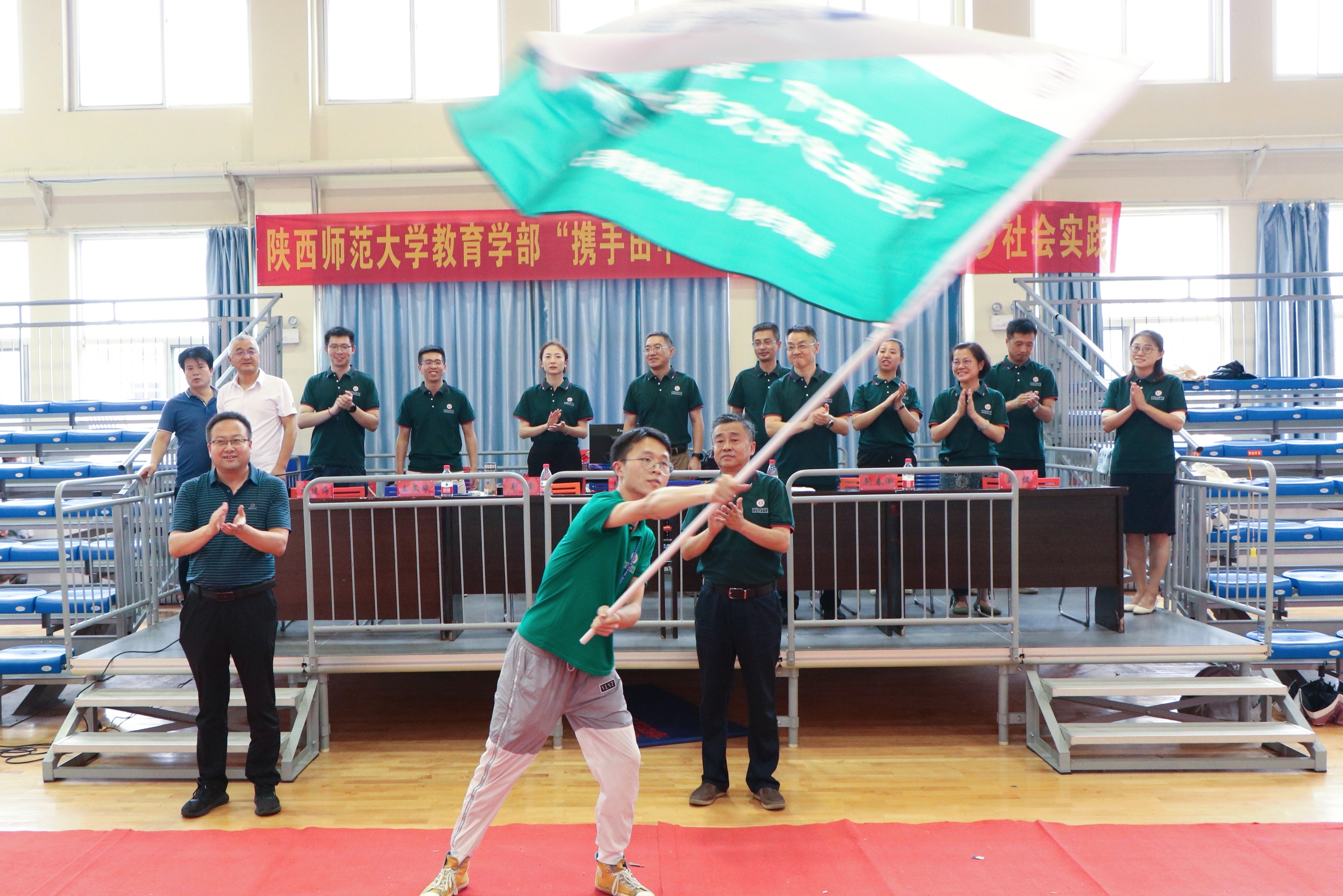 2. 荆峰书记授旗，实践拉开帷幕.jpg