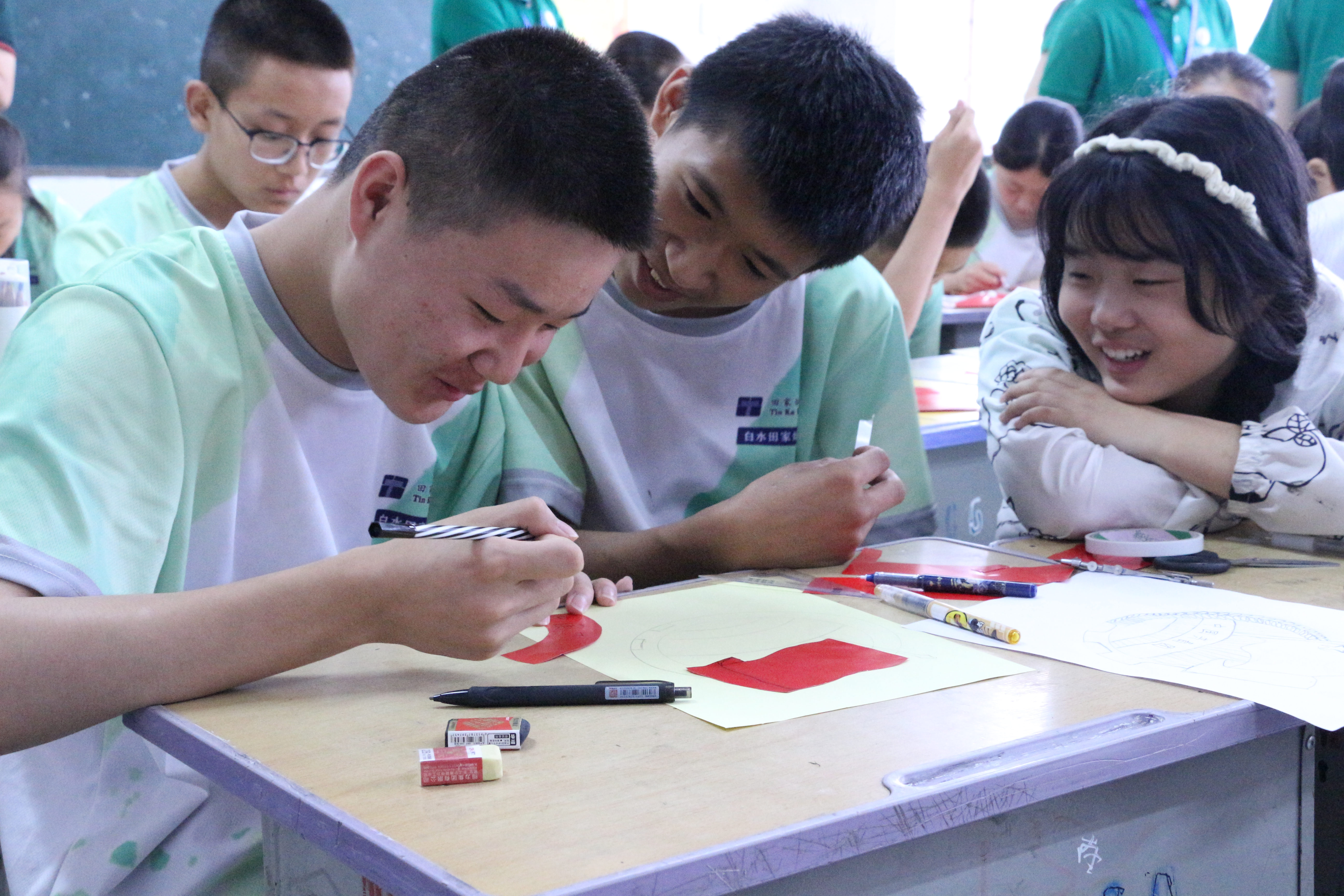 7. 不织布手工制作团徽活动.JPG