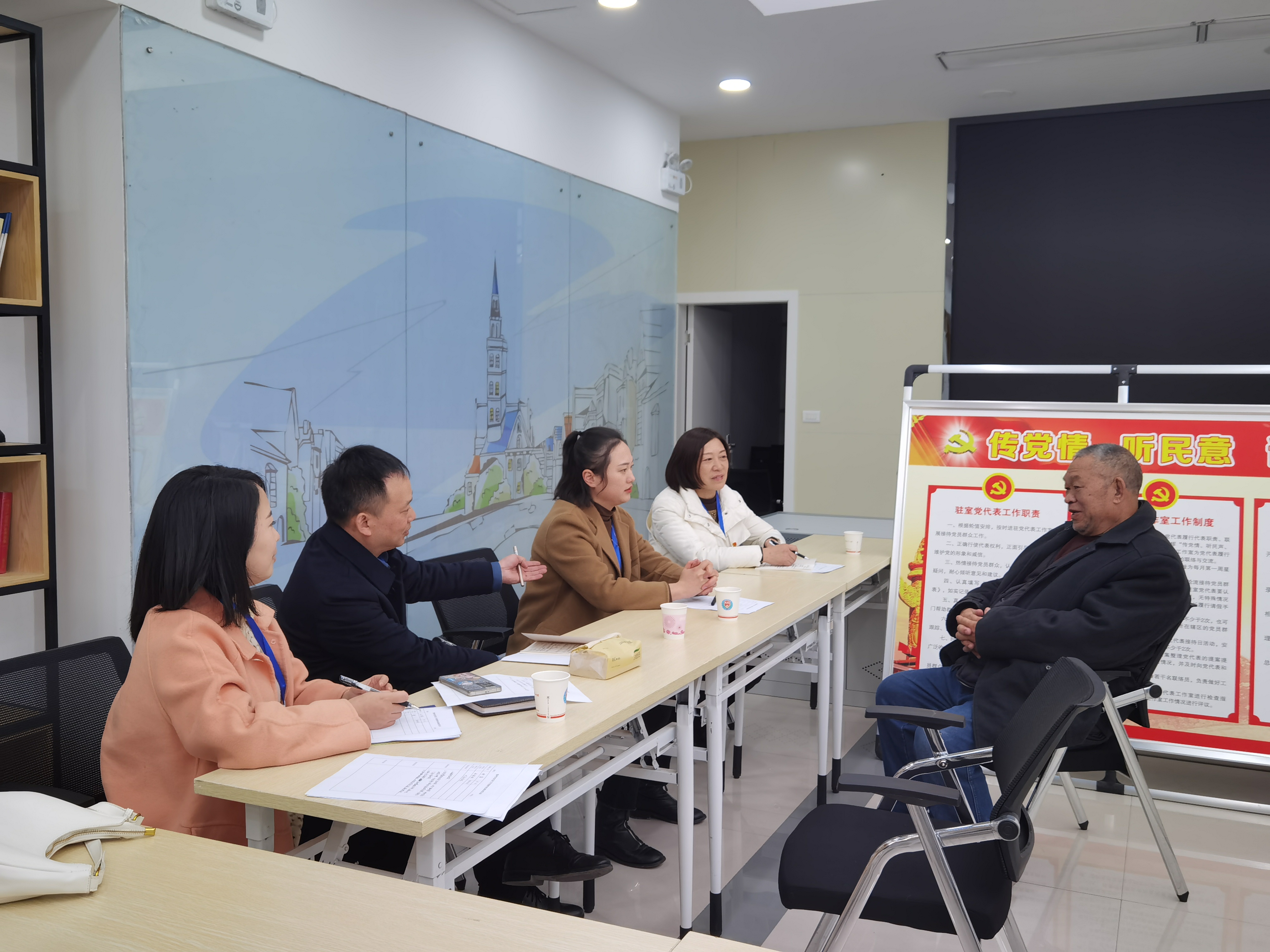 开展党代表驻室活动，接访群众.jpg