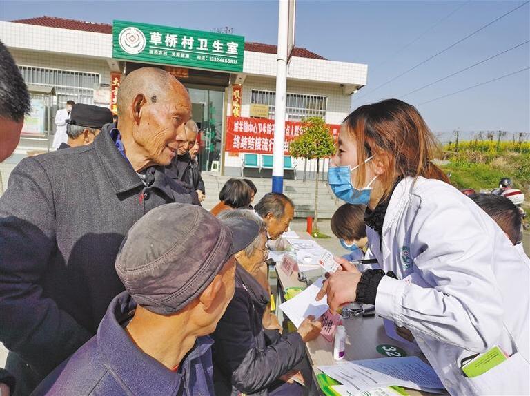县医共体总院下乡开展义诊活动。 汉阴县卫健局供图.jpg