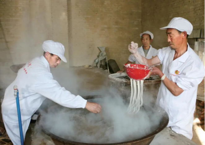 手工制粉被当地人称为漏粉.png