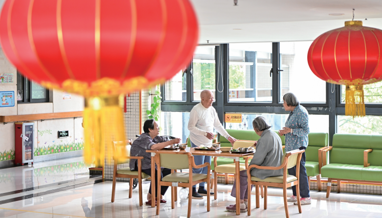 养老院的老人们的相互交谈   视觉中国