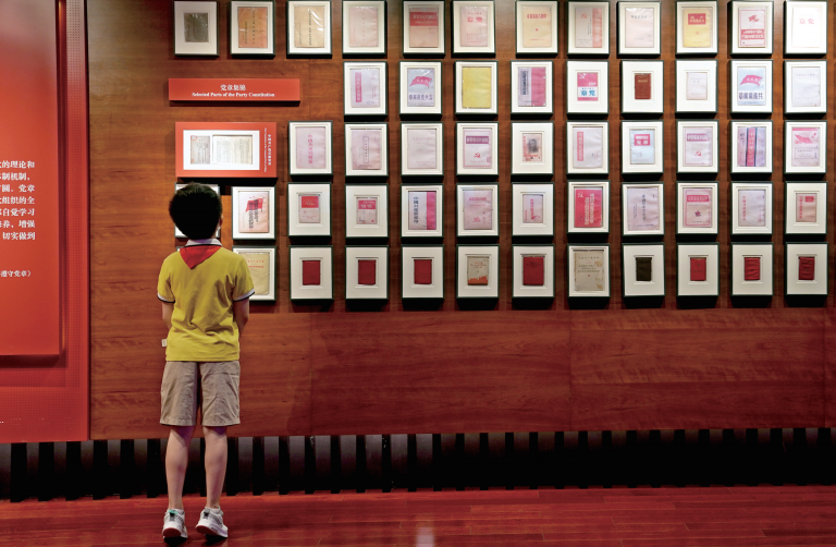 一名小学生参观中共二大会址纪念馆党章专题展    新华社.png