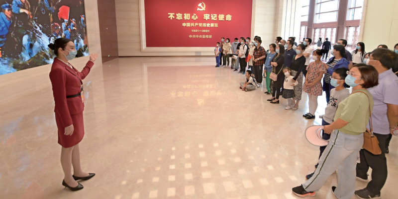 参观者在中国共产党历史展馆厅聆听工作人员讲解   新华社.png