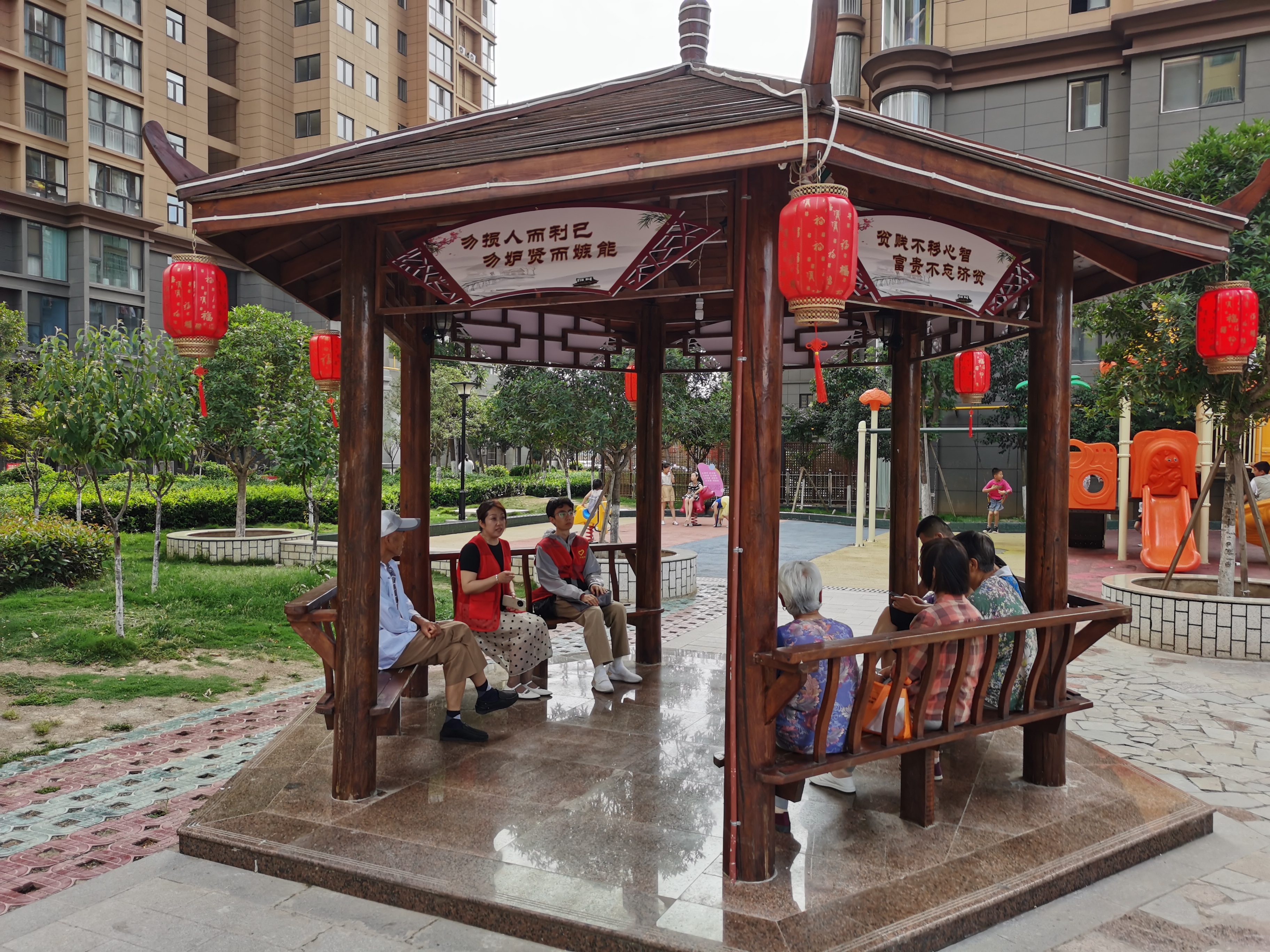 网格员在小区睦邻亭与居民聊天谈心.jpg