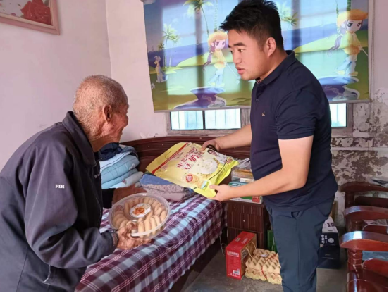 咸阳市审计局驻村工作队：br真情帮扶让结对村“颜值”提升环境“蝶变”完美电竞(图2)
