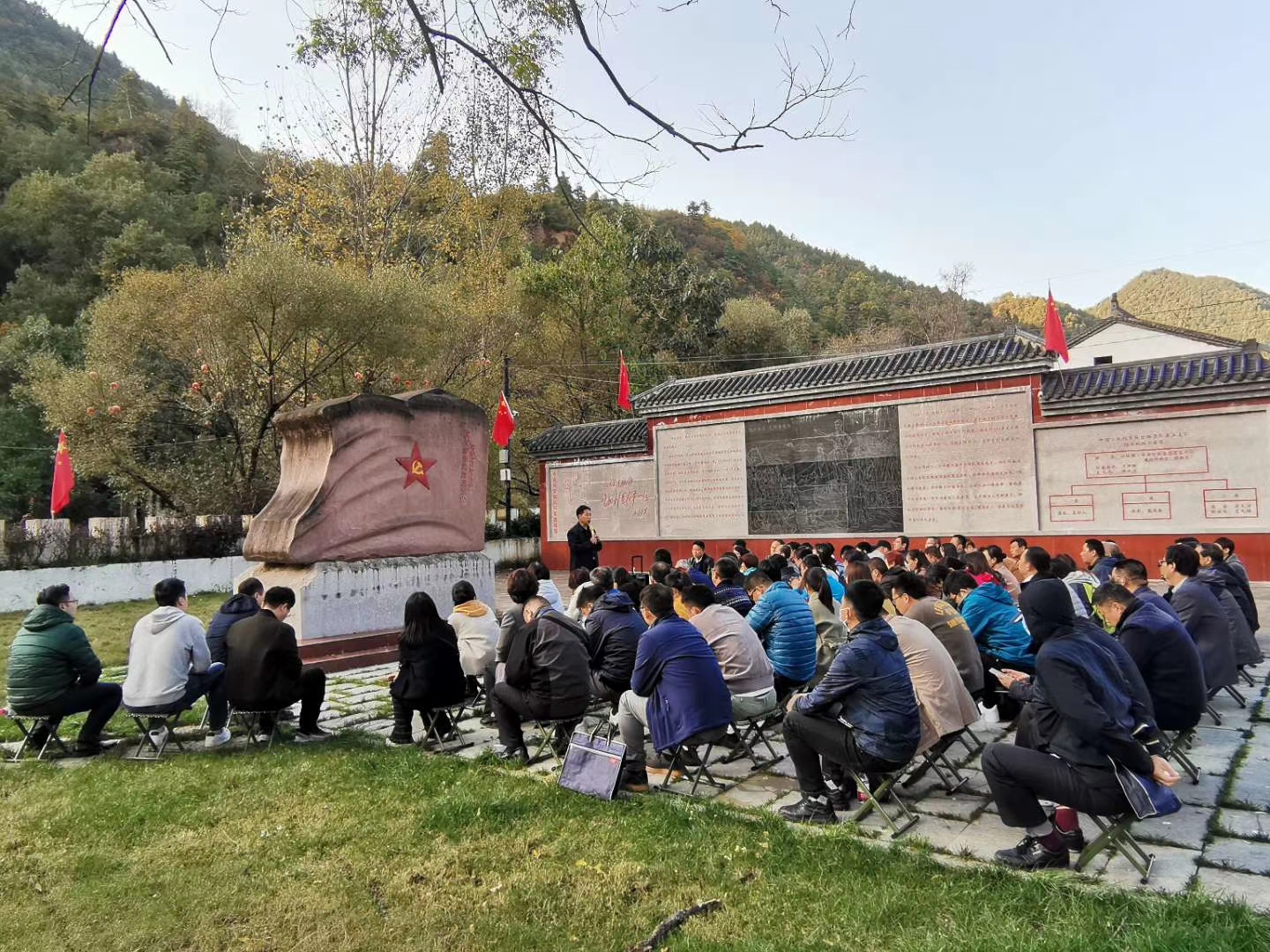 凤县优秀年轻干部接受党性教育.jpg