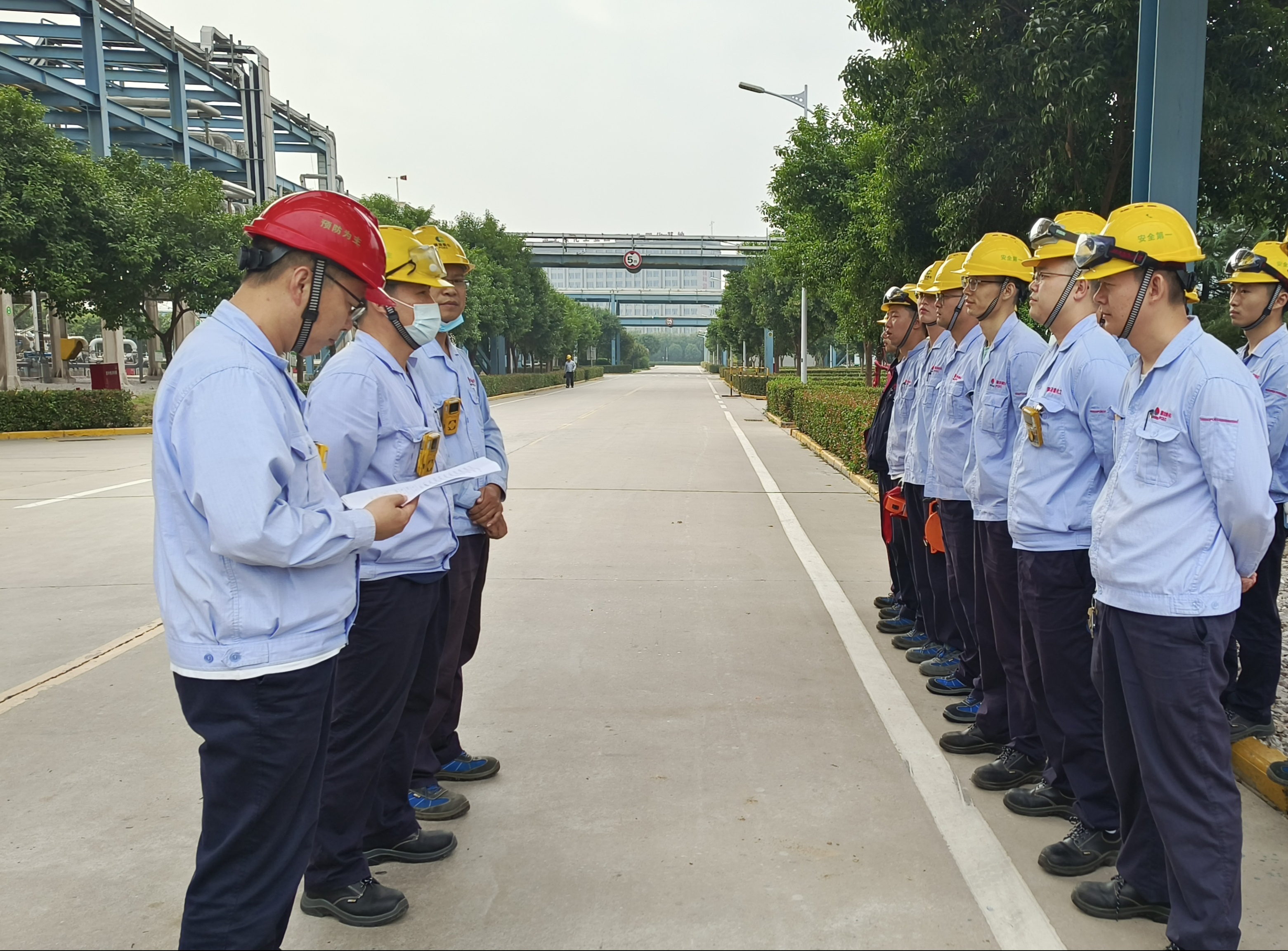 图3：陕煤蒲洁能化公司开展安全检查前进行任务分配.jpg