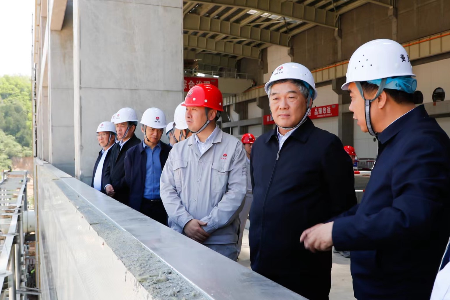 陕煤集团党委书记、董事长杨照乾（右二）深入基层一线调研.jpg