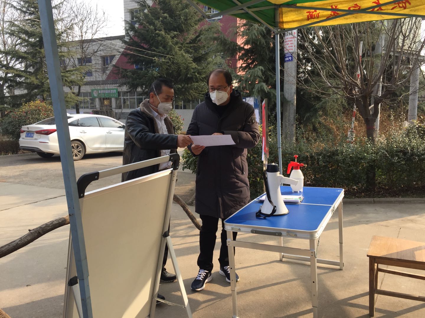 眉县斜谷村书记检查本村疫情检查点执勤情况.jpg