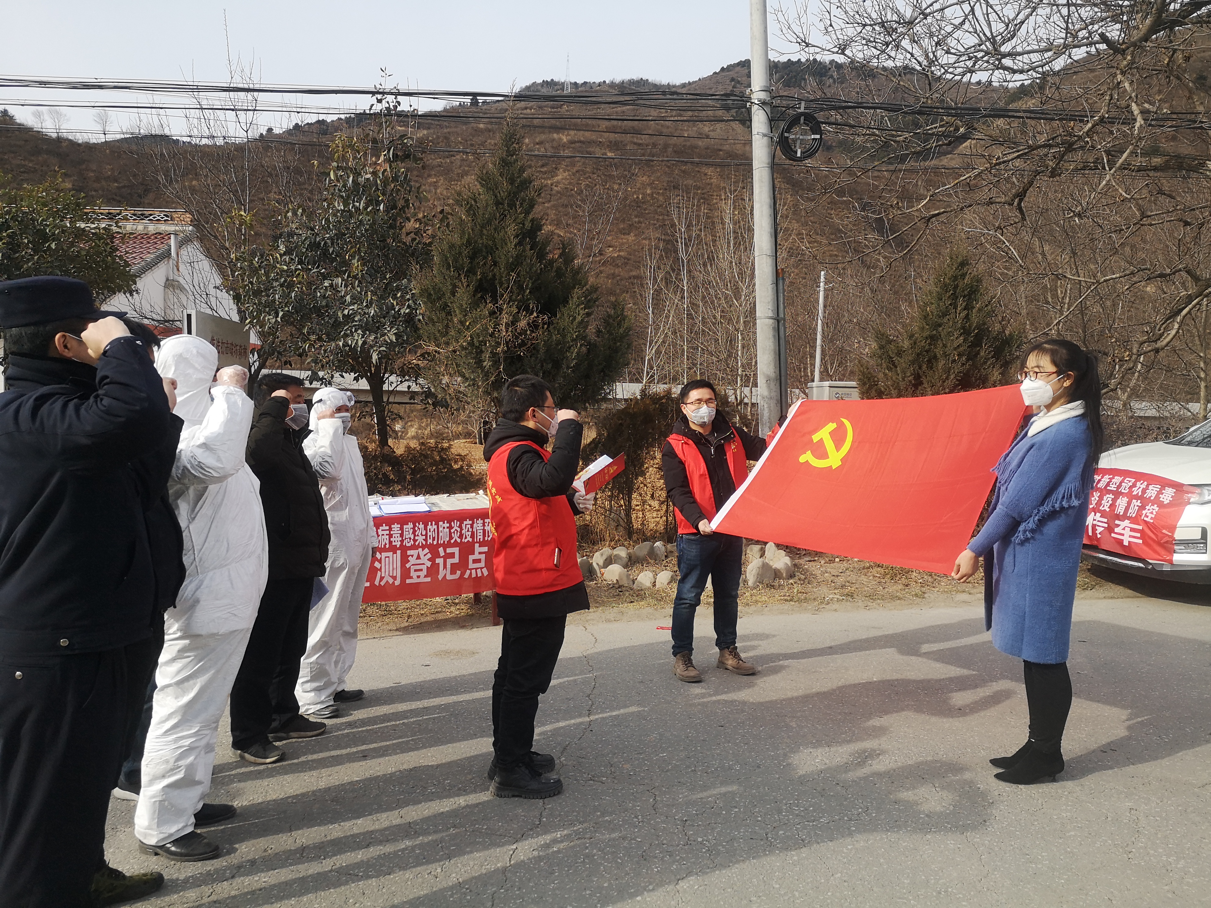 凤县平木镇东庄防疫监测点成立临时党支部，8名参与一线执勤的党员和6名志愿者面对党旗宣誓.jpg