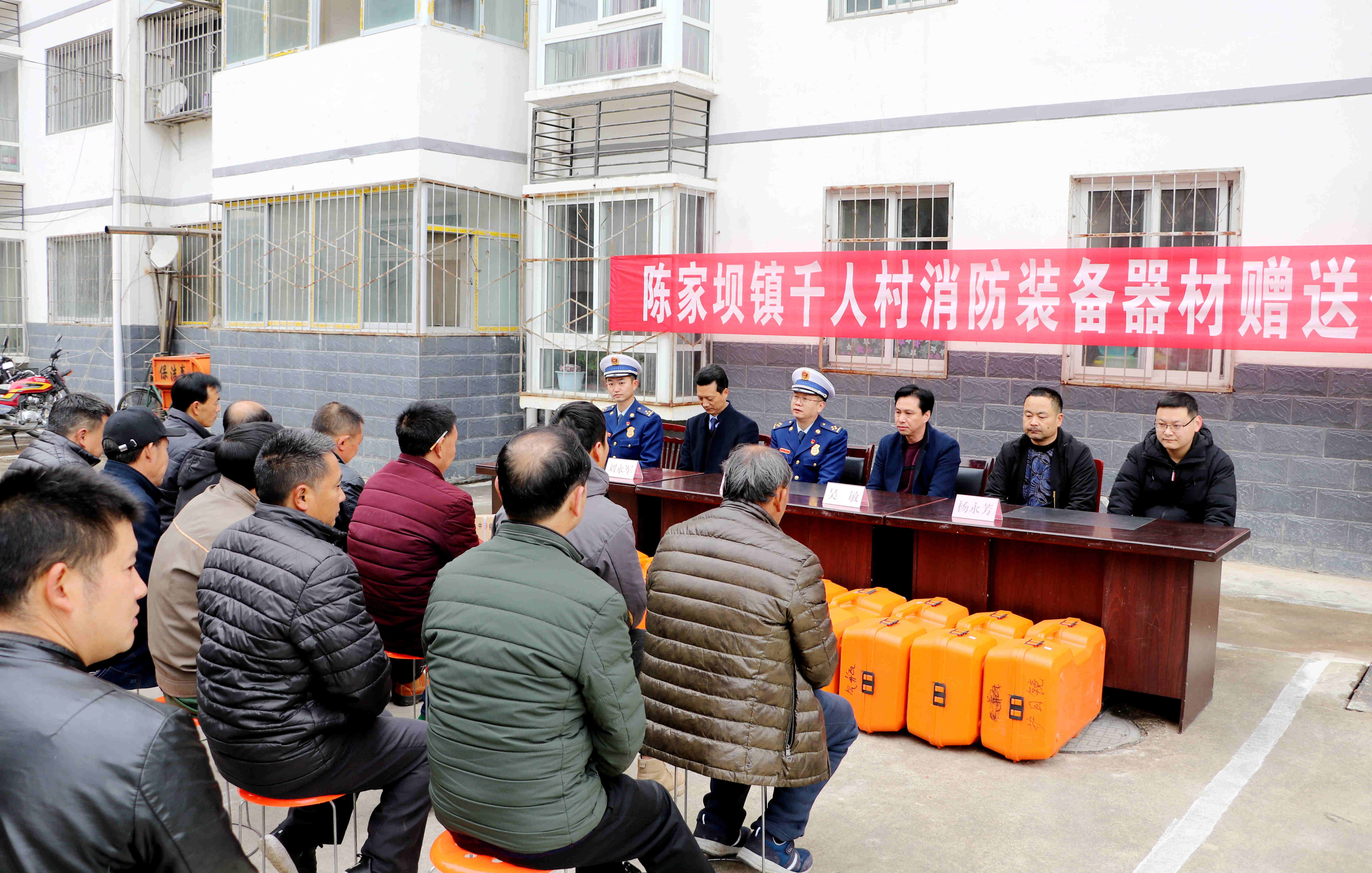 消防安全宣传走进镇村、社区  祝静摄_副本.jpg