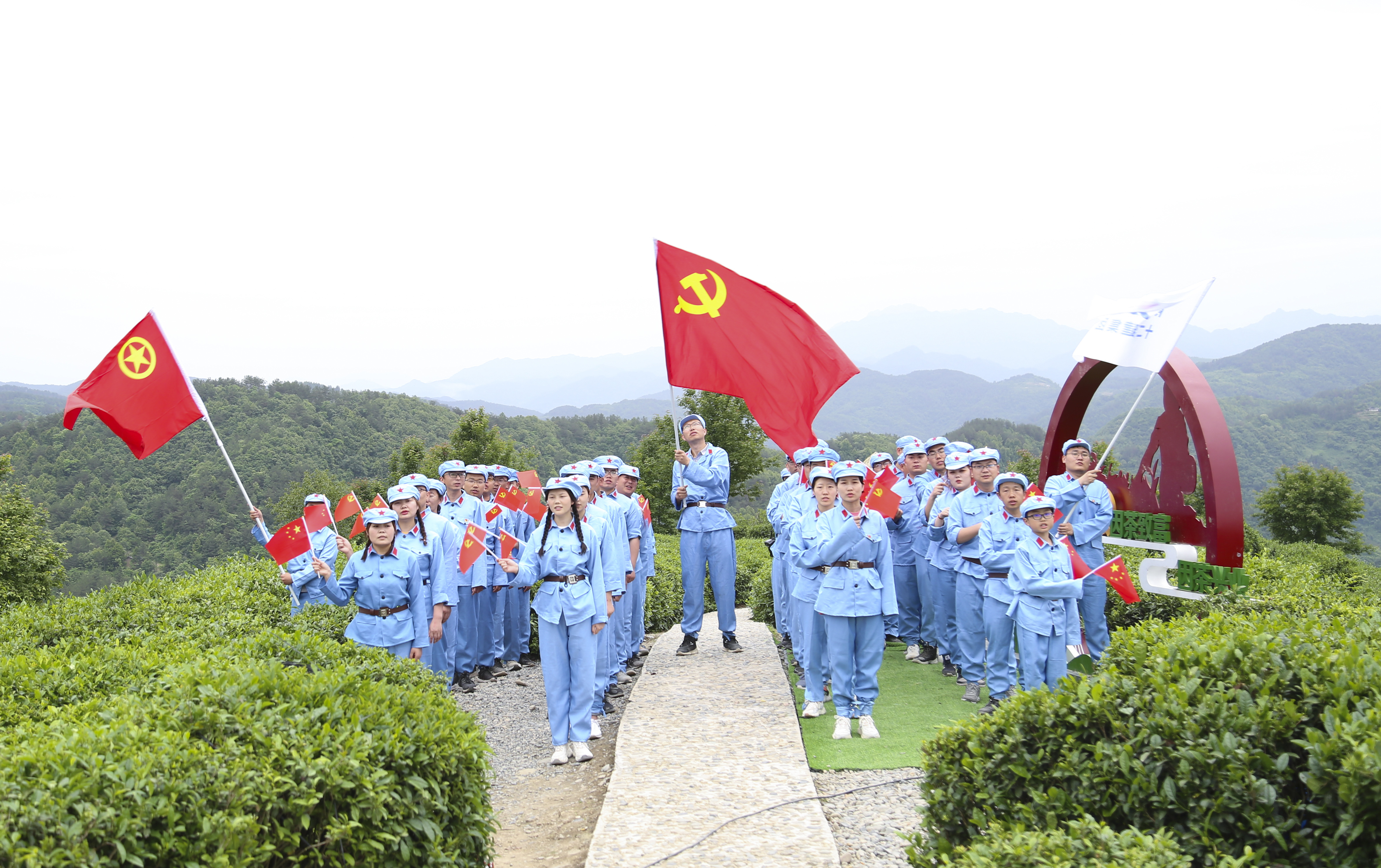 在平利县蒋家坪开展“永远跟党走 奋进新征程”党建带团建主题拓展活动.JPG