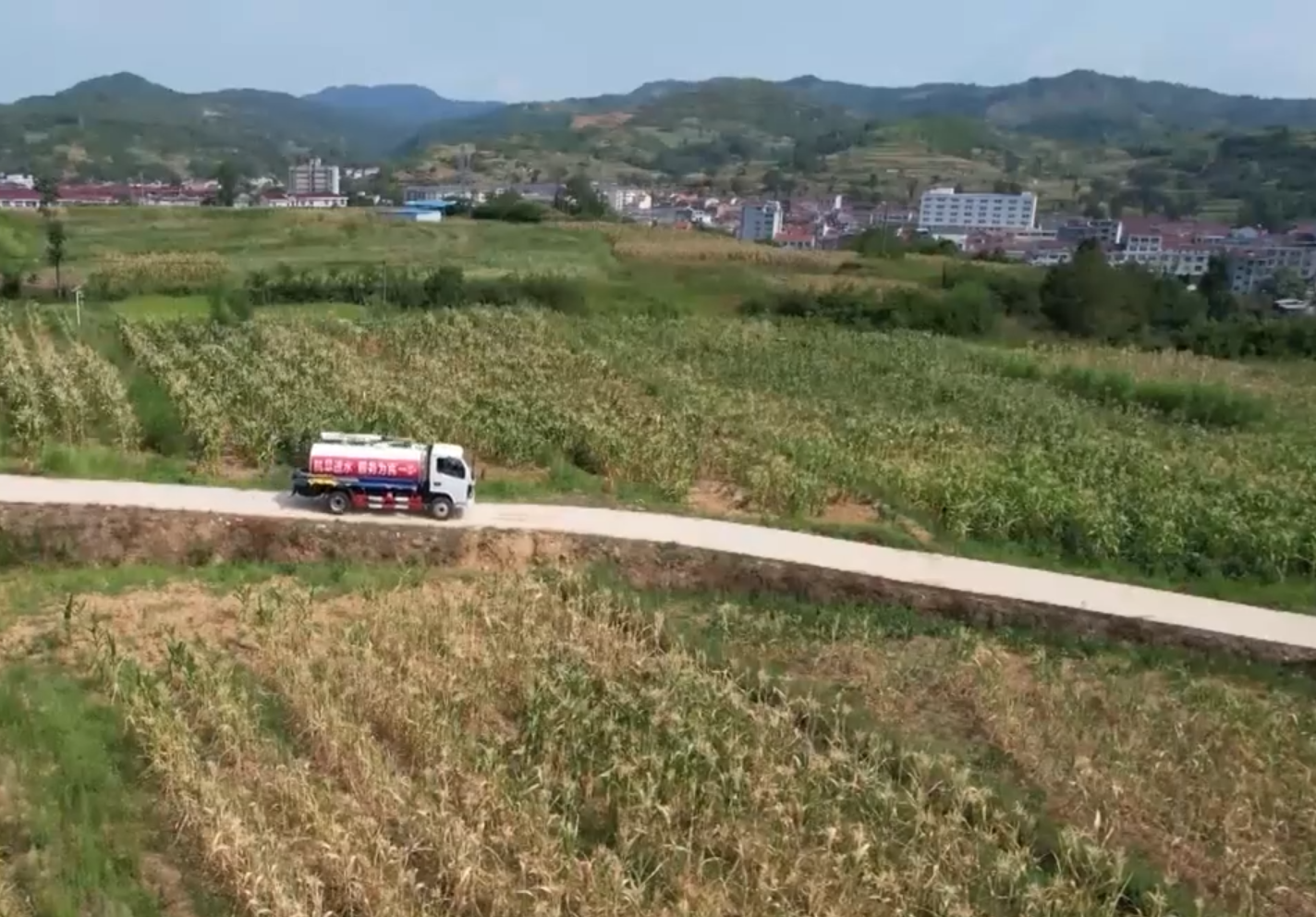 汉阴出动车辆运水抗旱.png