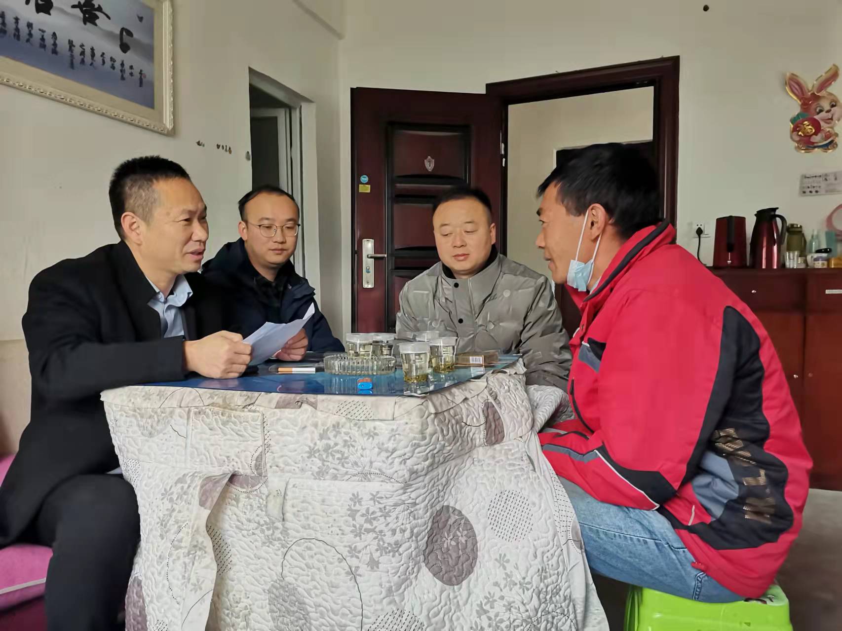 紫阳县红椿镇党委书记汪泽海（左一）在党员致富带头人家中走访.jpg