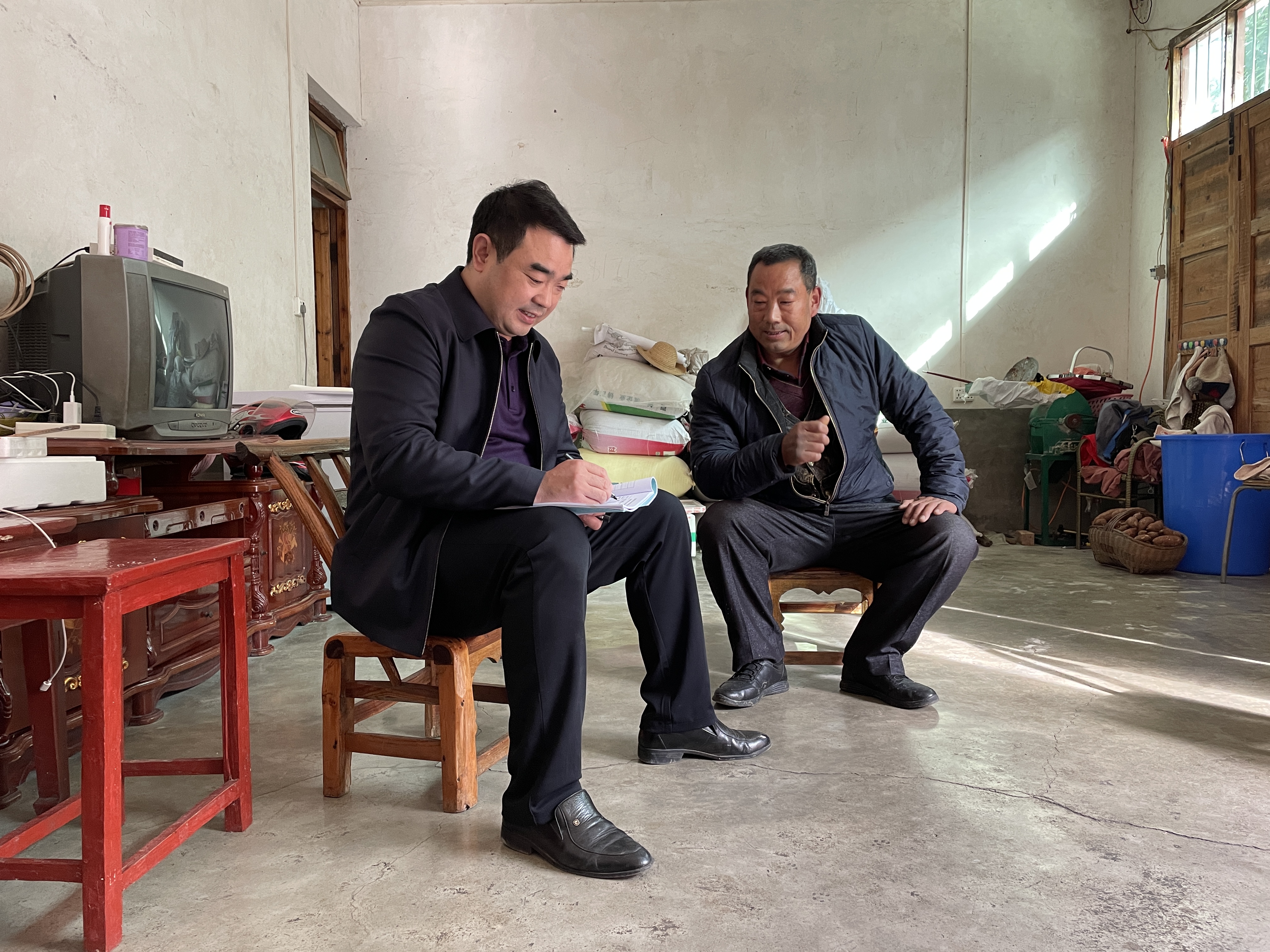 倾听群众对身边党员意见建议.jpg