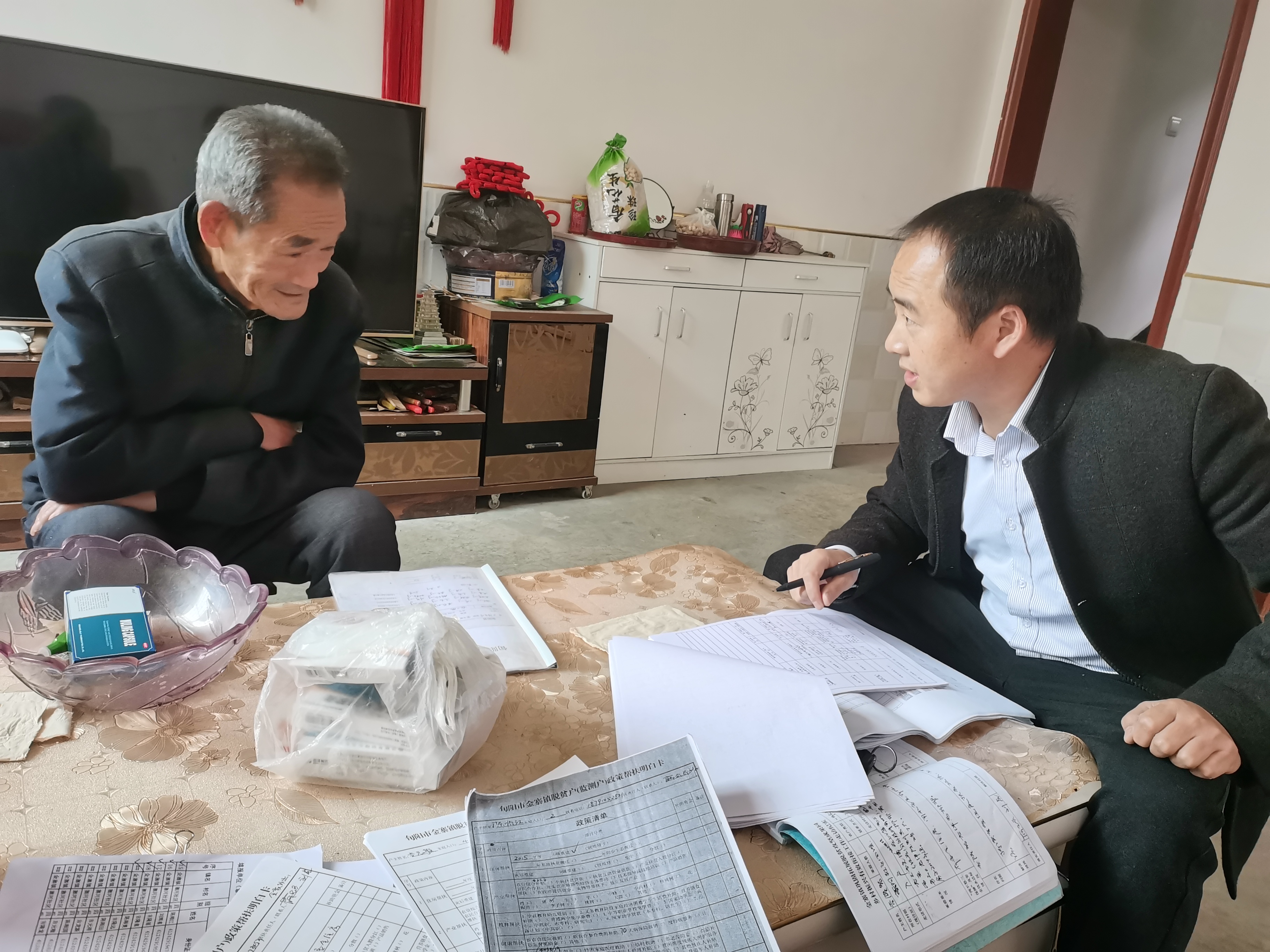 和老党员谈心谈话.jpg