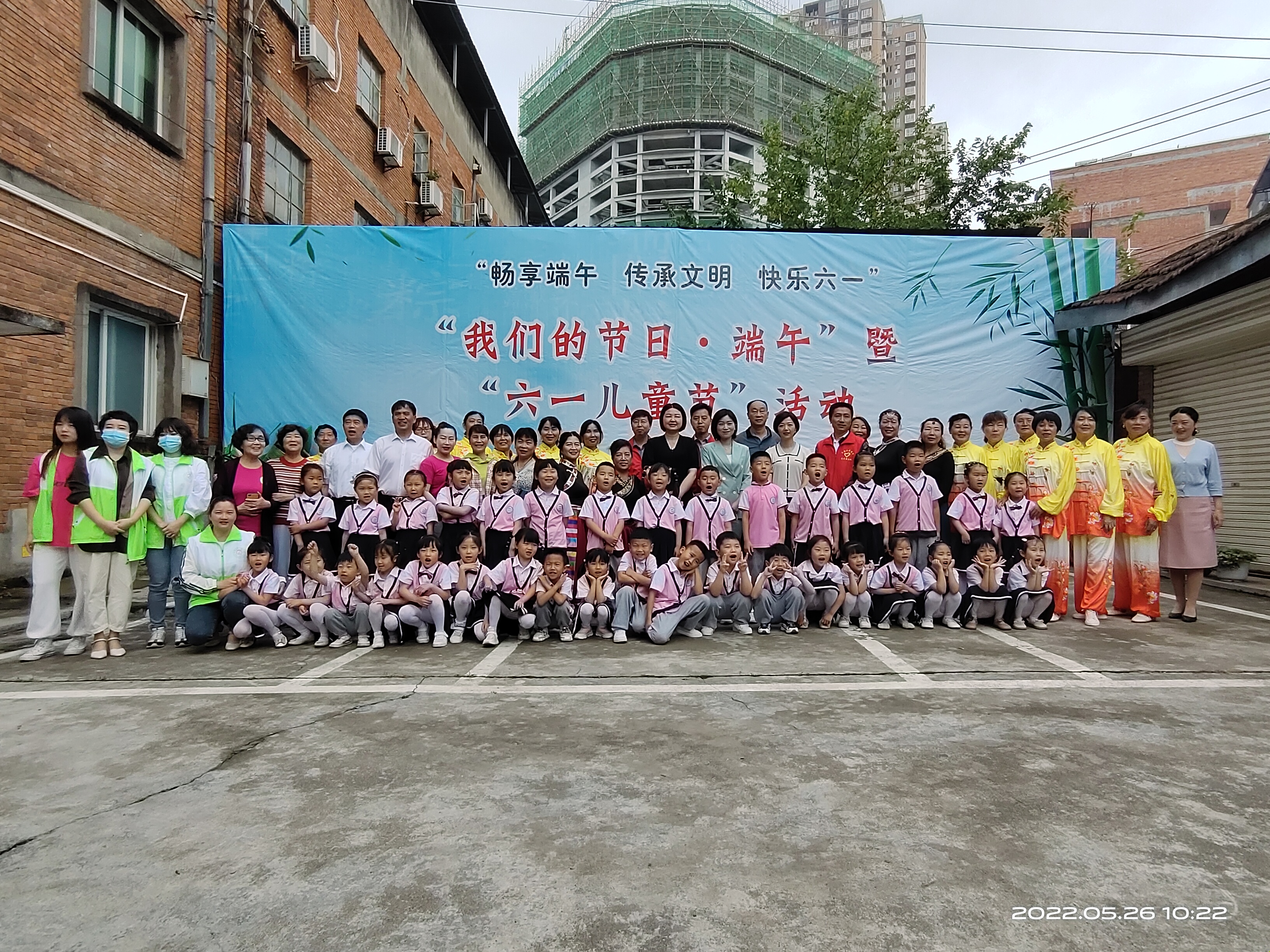 汉阴县城关镇西街社区举行党群同心庆端午迎六一法治宣传慰问活动.jpg