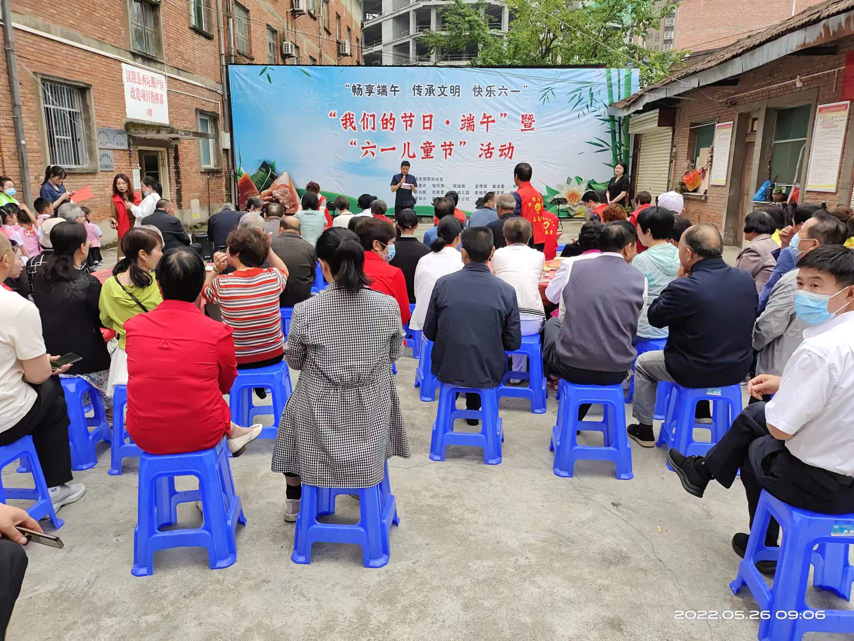 汉阴县城关镇党委副书记杨汉现场致词，向城关镇西街社区的老党员、老年居民群众和少年儿童致以节日的问候，祝老年人端午节幸福安康、祝少年儿童六一儿童节快乐健康成长！.jpg