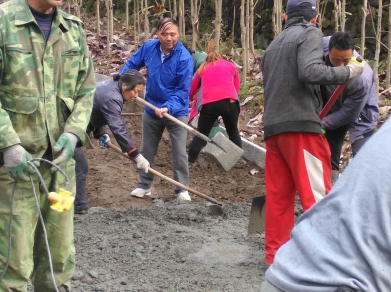 和民工、村民一起参加元村村老五组道路施工。.jpg
