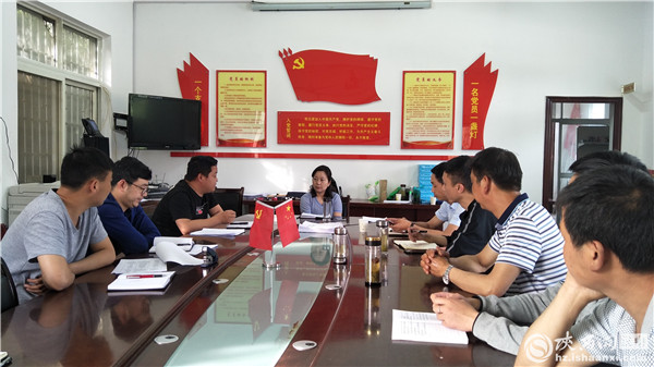 县委组织部部长胡敏在横现河街道办跑马村检查指导驻村工作