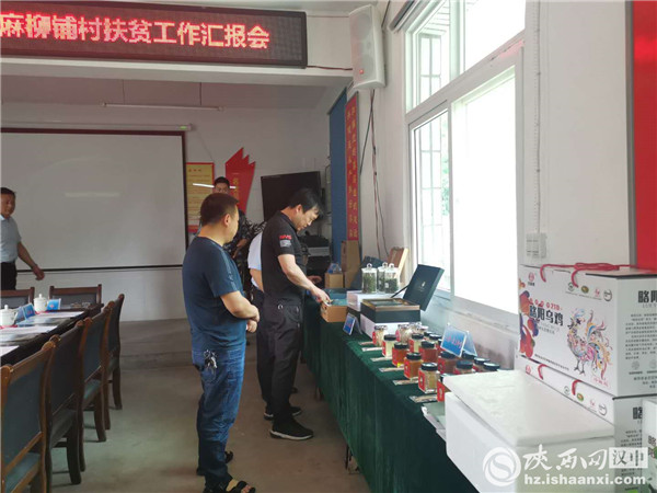 县委组织部副部长李德军在接官亭镇检查指导驻村工作