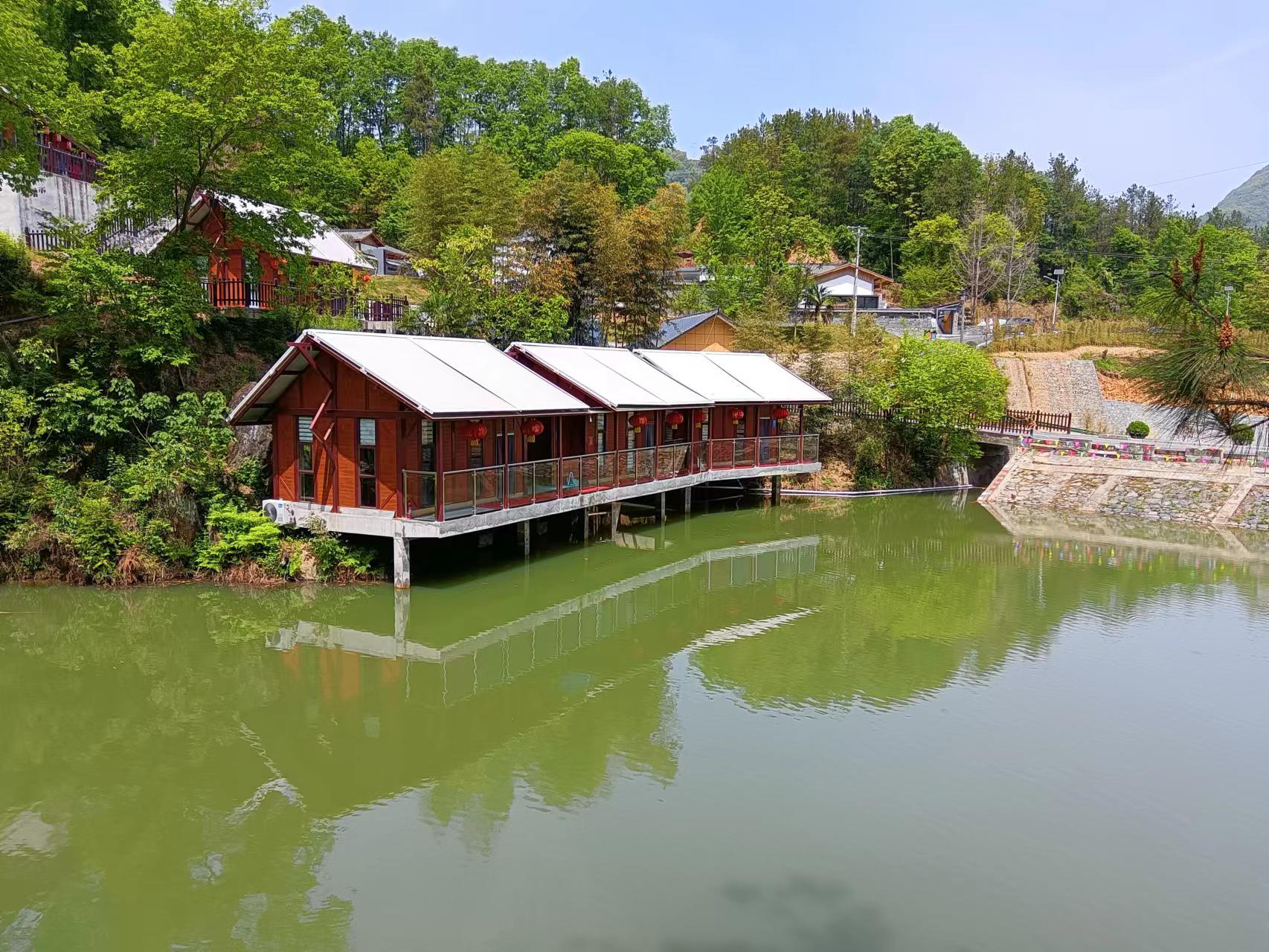陌上花开生态农庄与湖光山色相映如画    吴彦峰摄.jpg