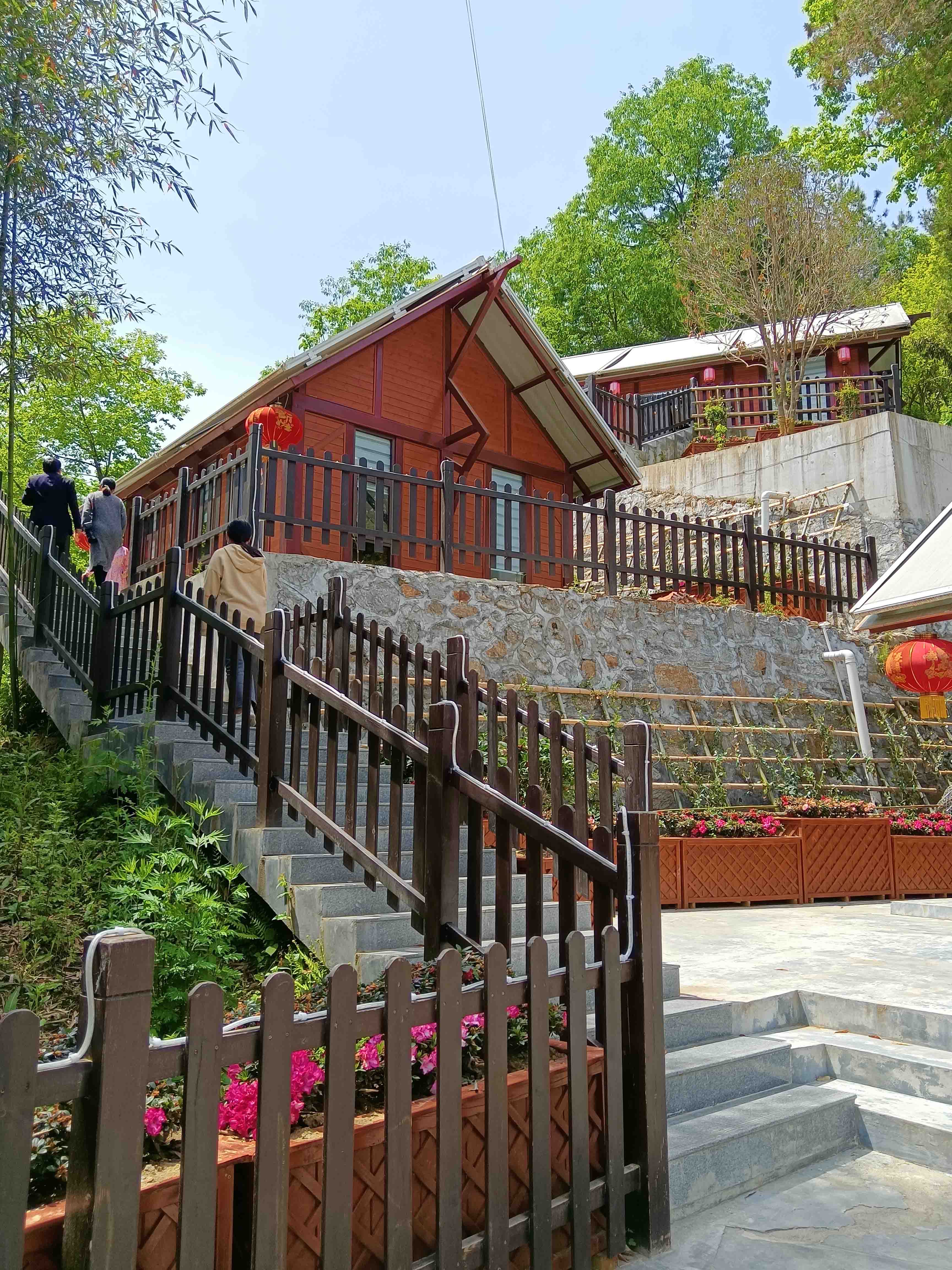 陌上花开生态农庄的特色小木屋  吴彦峰摄.jpg