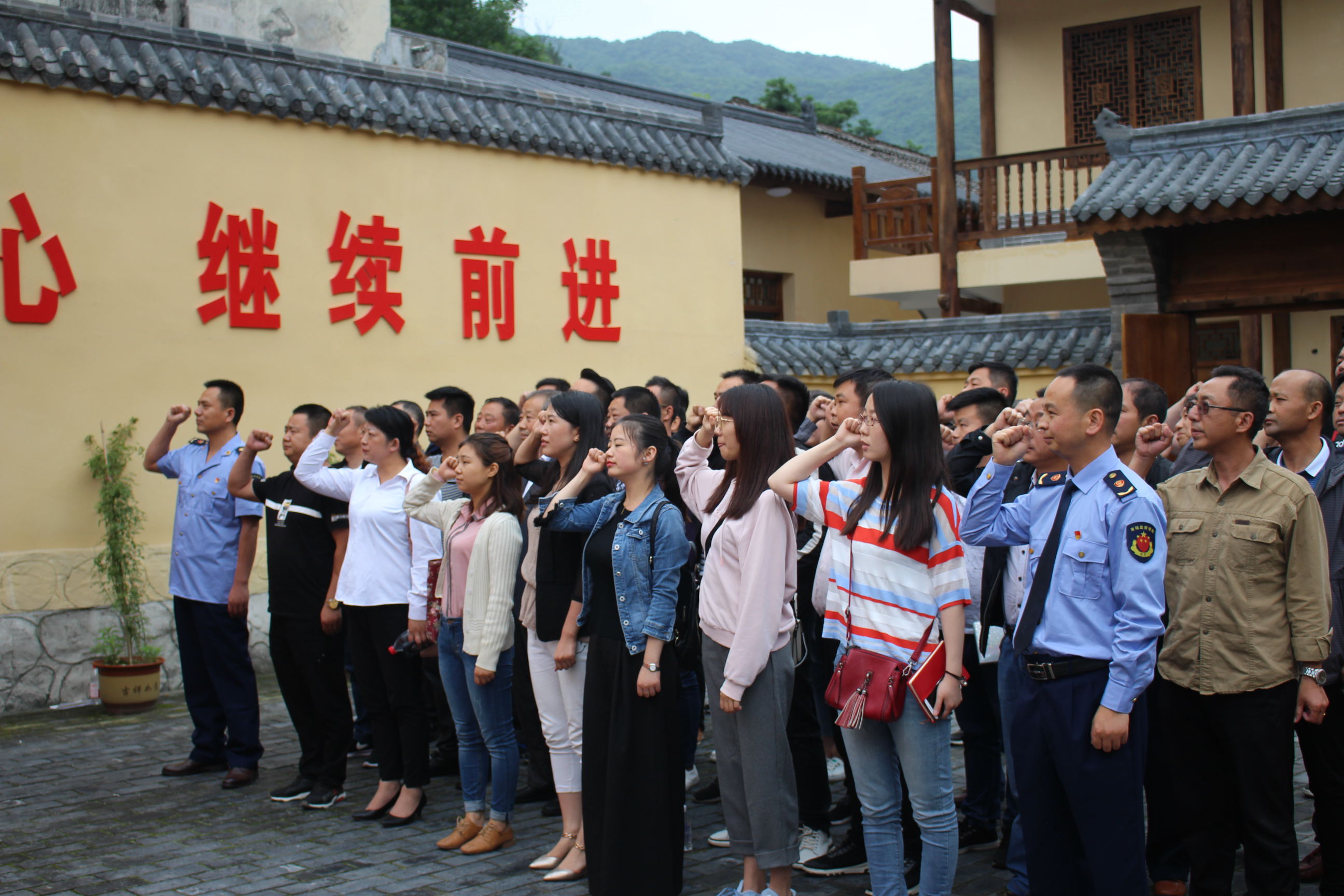 小个专党员重温入党誓词.jpg