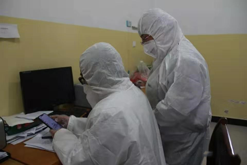 中医院干部伏案记录集中隔离者照片.jpg