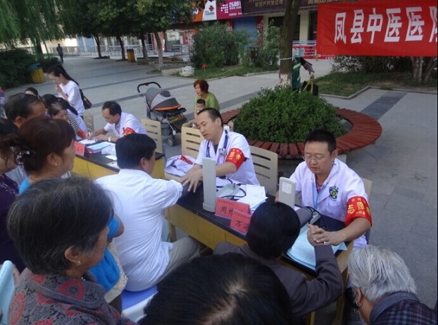 深入社区开展党员进社区义诊服务.jpg